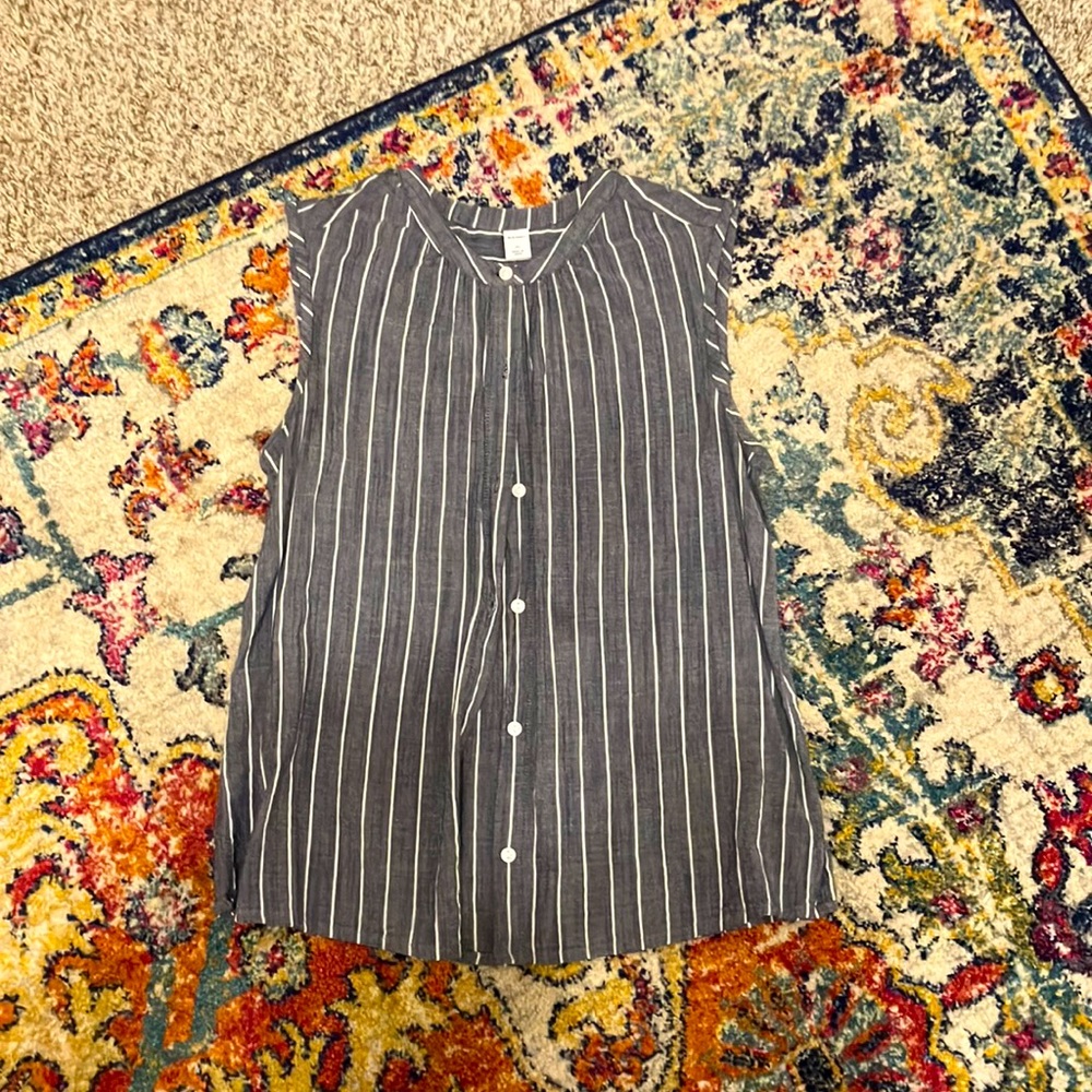 Cute dressy tank top! VGCU and bouton up!